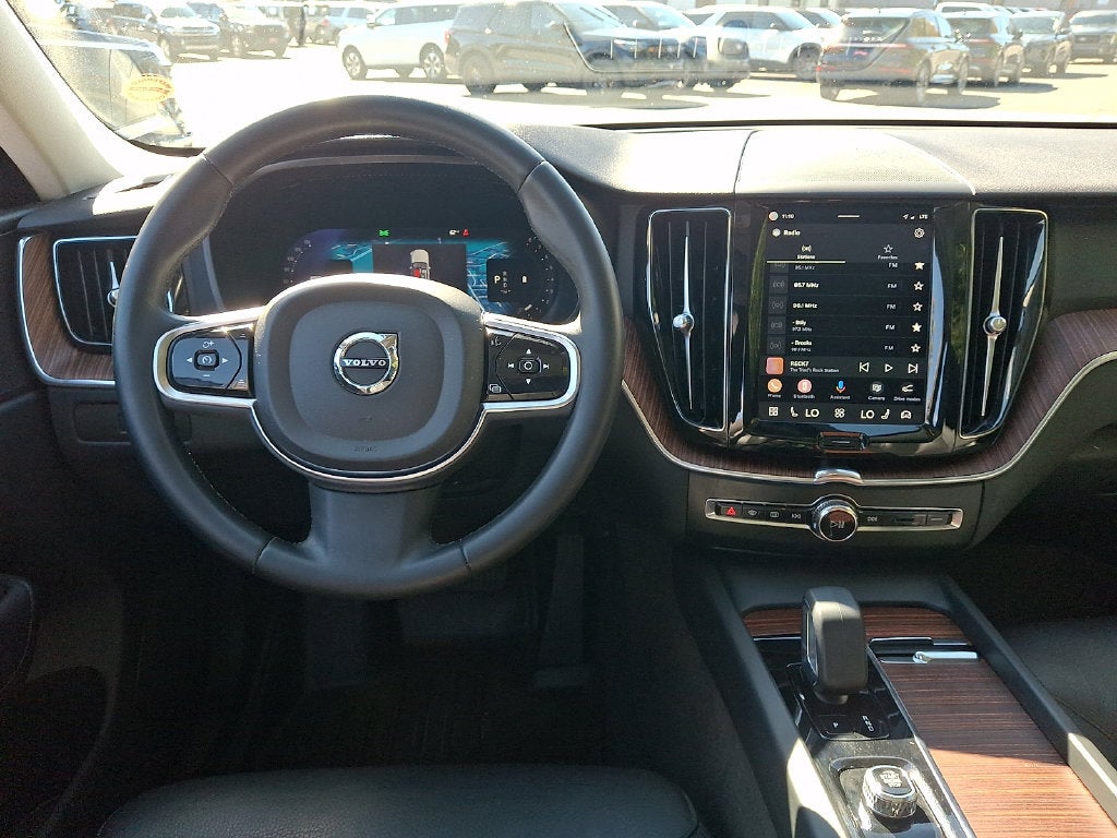 2023 Volvo XC60 B5 Plus Dark Theme