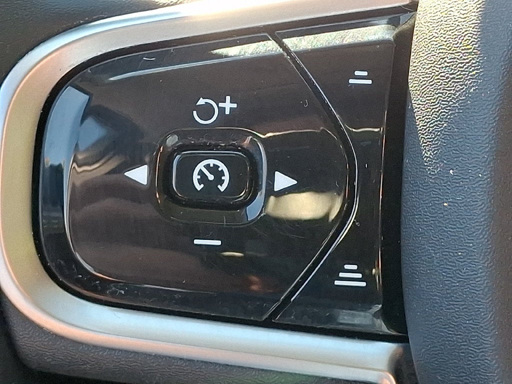 2023 Volvo XC60 B5 Plus Dark Theme