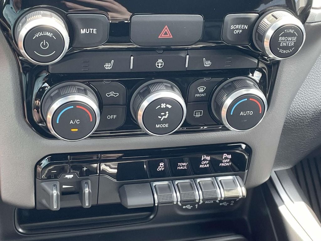 2022 RAM 1500 Big Horn Quad Cab 4x4 6'4' Box