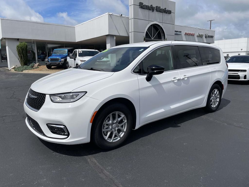 2026 Chrysler Pacifica Select