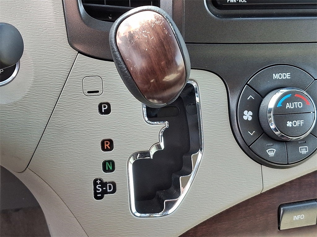 2014 Toyota Sienna XLE 8 Passenger