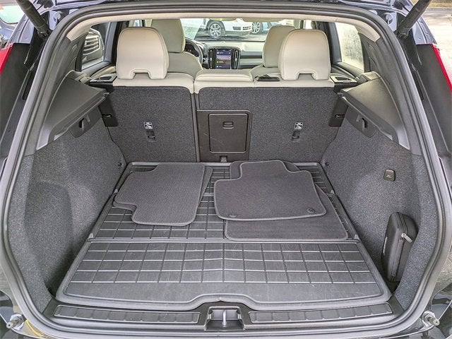 2023 Volvo XC40 Plus Dark Theme