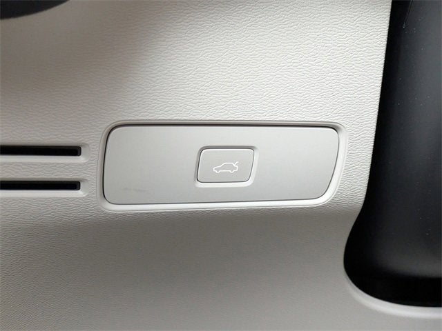 2023 Volvo XC40 Plus Dark Theme