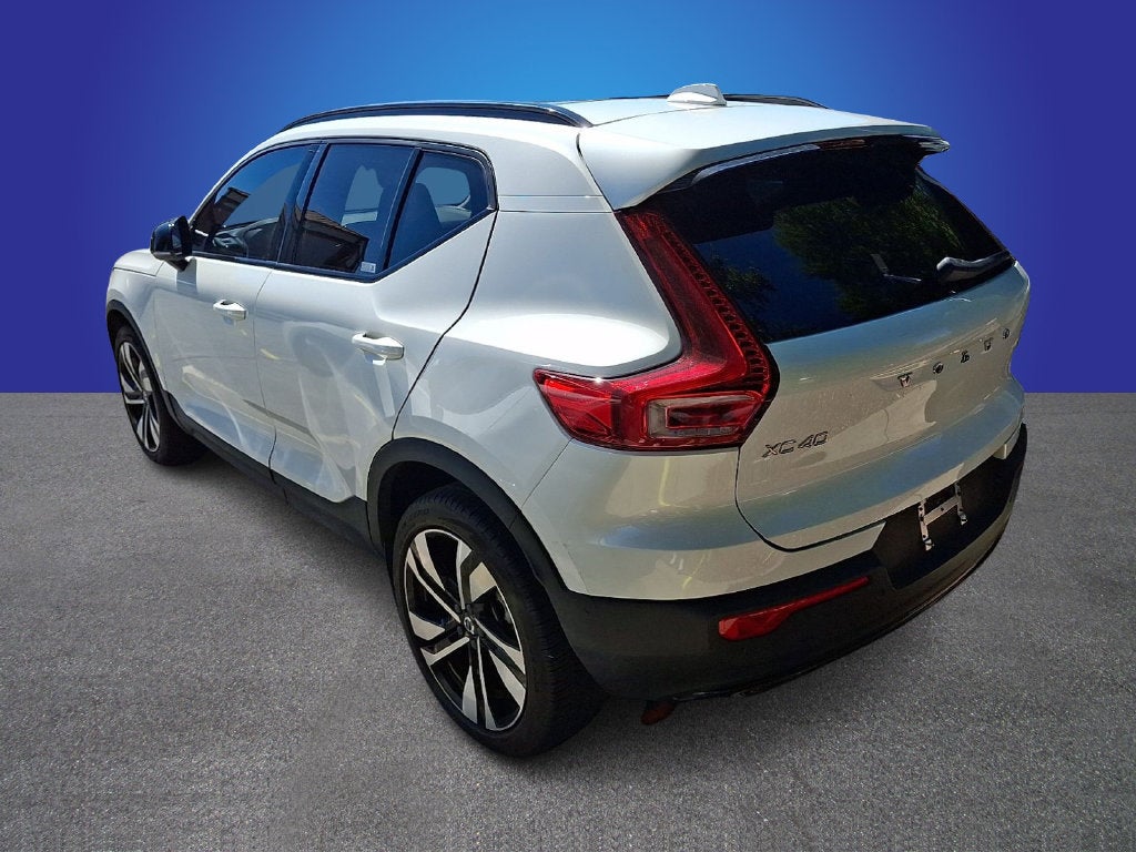 2024 Volvo XC40 B5 Plus Dark Theme