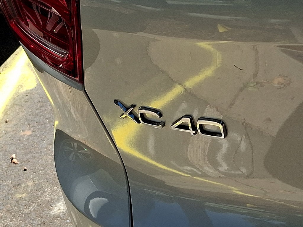 2024 Volvo XC40 B5 Plus Dark Theme